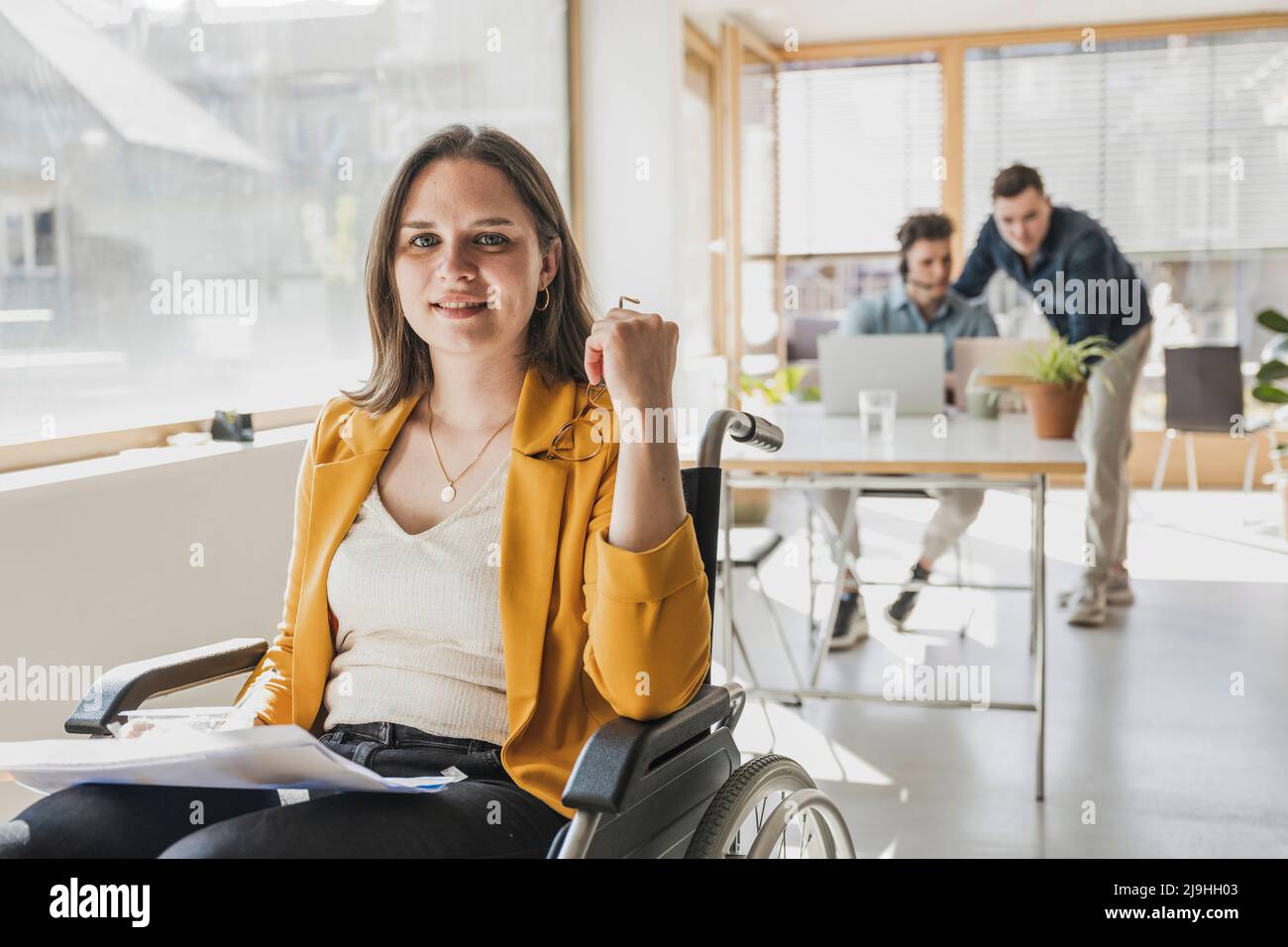 Porträt einer jungen Geschäftsfrau im Rollstuhl im Büro Stockfoto
