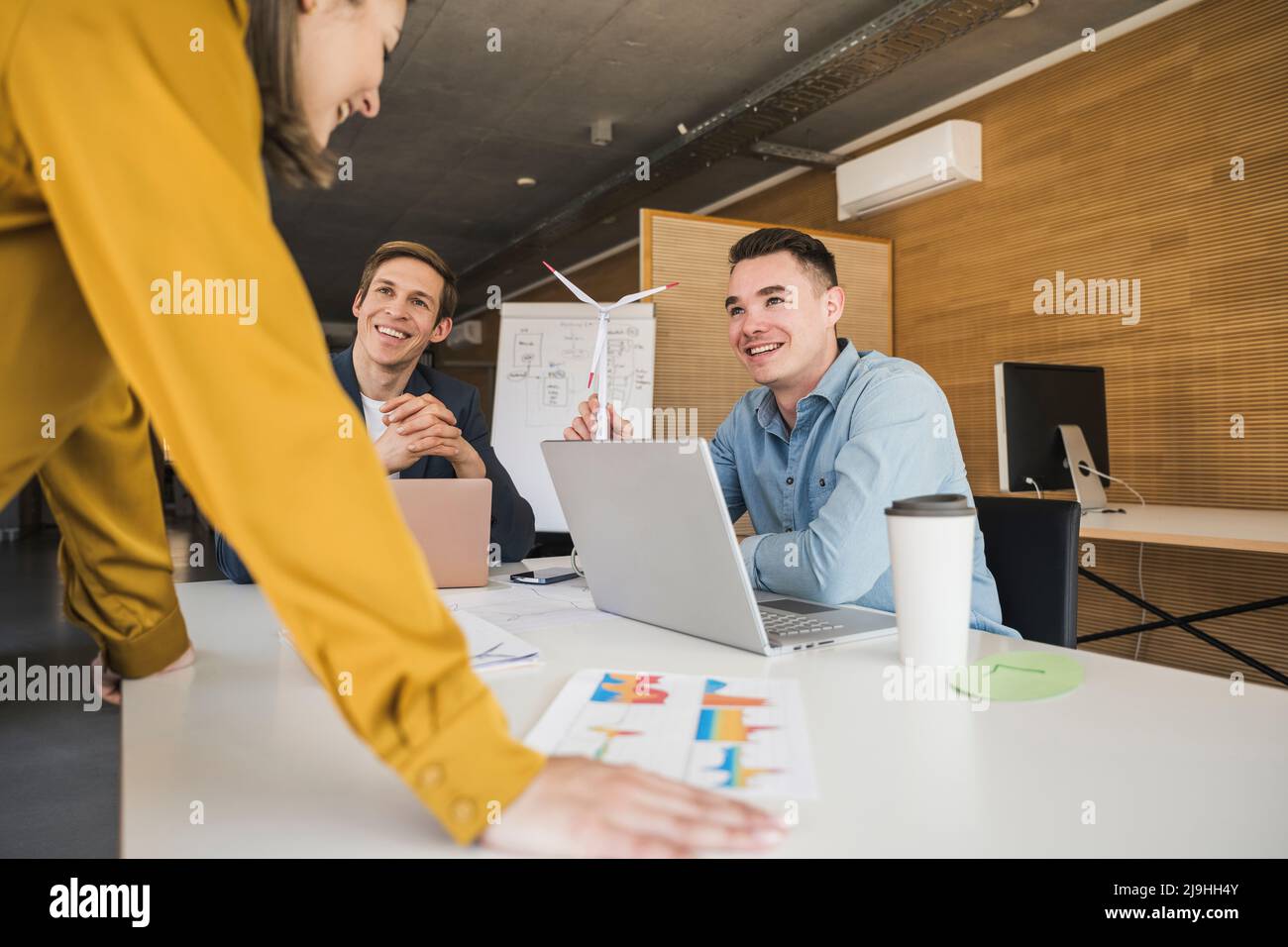 Geschäftsteam mit Windturbinenmodell mit einem Meeting im Büro Stockfoto