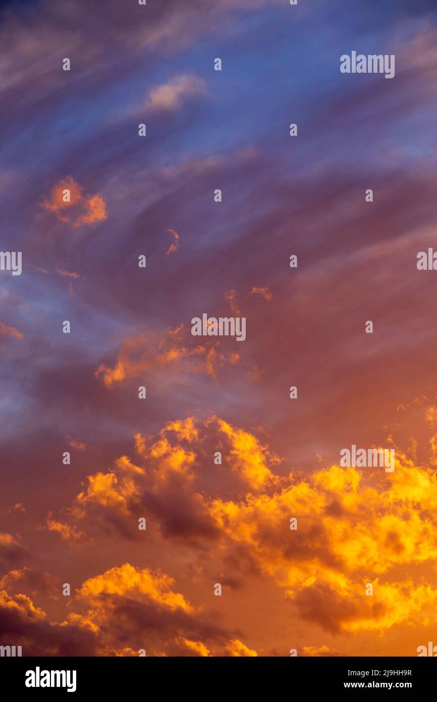 Wolken von untergehenden Sonne beleuchtet Stockfoto