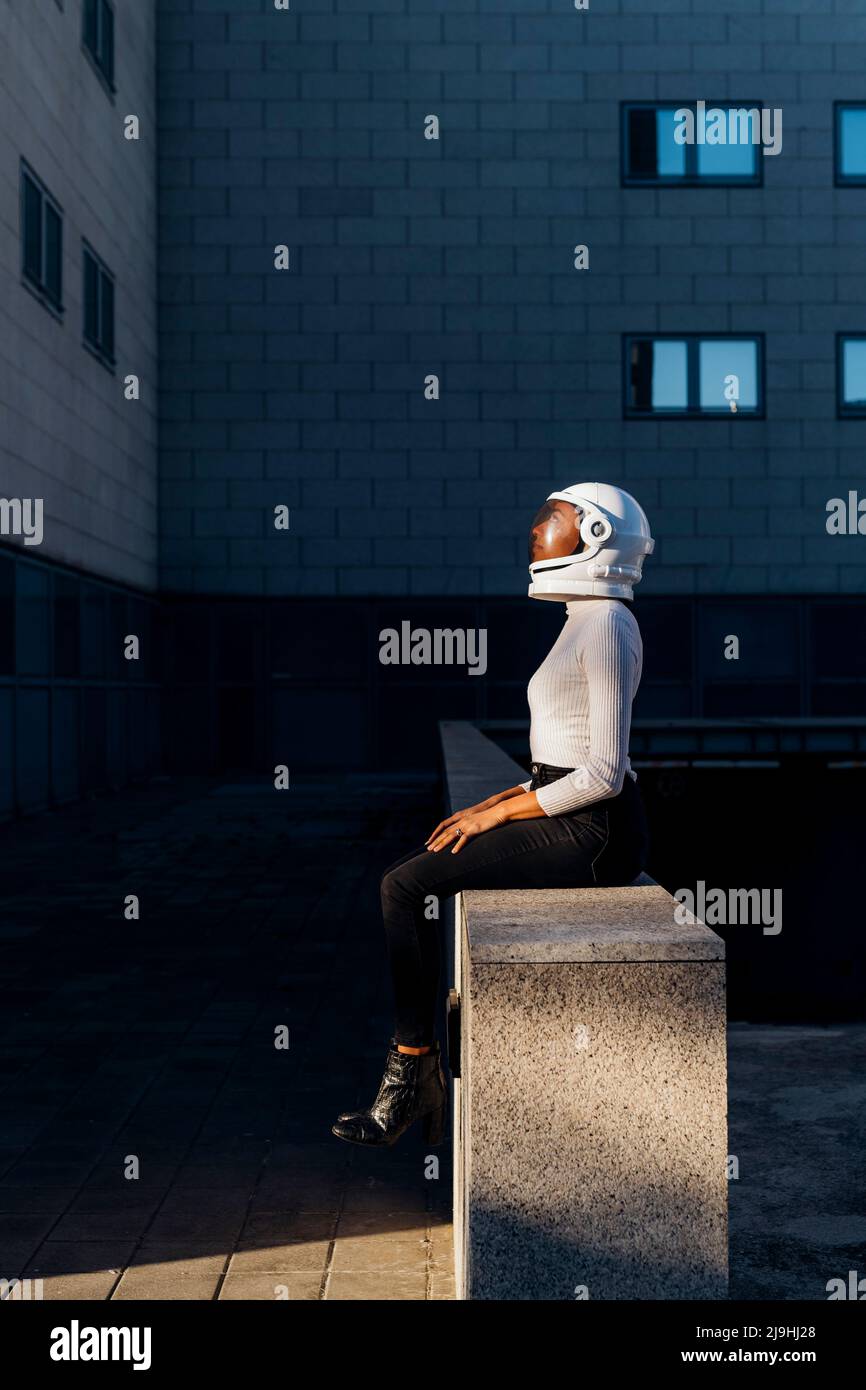 Geschäftsfrau mit Raummelett an der Wand des Bürogebäudes Stockfoto