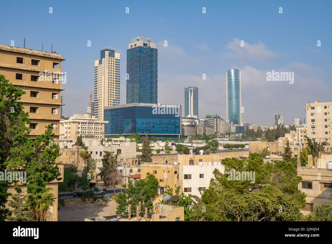 Hohe Gebäude an der Skyline von Amman Jordan. Darunter die Amman Rotana, das höchste Gebäude in Amman im Jahr 2022 Stockfoto