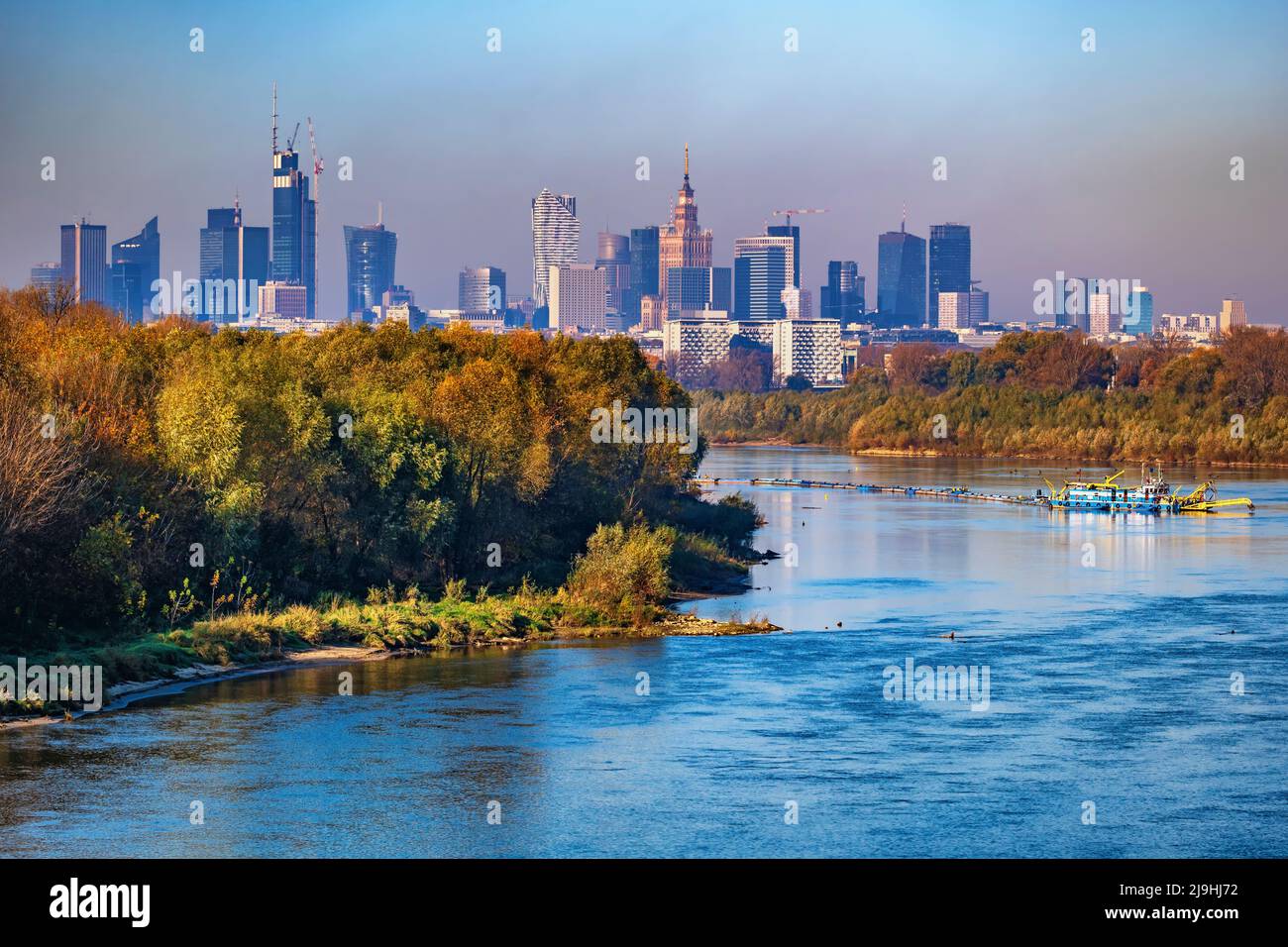 Polen, Woiwodschaft Masowien, Warschau, Weichsel mit Skyline im Hintergrund Stockfoto
