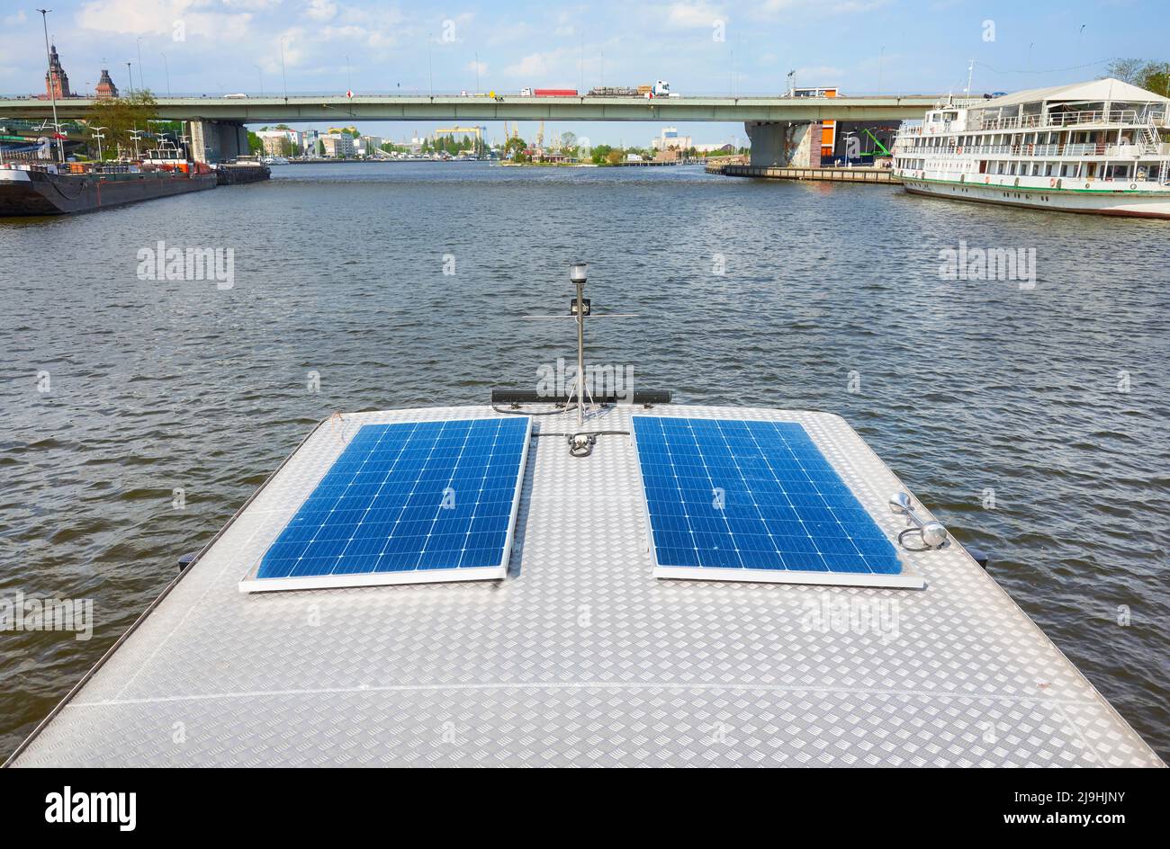 Photovoltaik-Paneele auf einem Bootsdach, Öko-Reisekonzept. Stockfoto