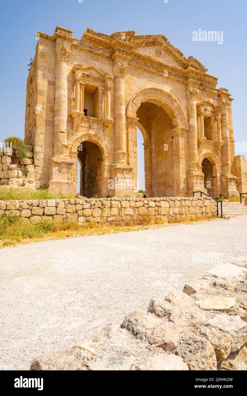 Der Hadrianbogen wurde 129/130 n. Chr. erbaut, um den riesigen Kaiser Hadrians an Jerash zu ehren Stockfoto