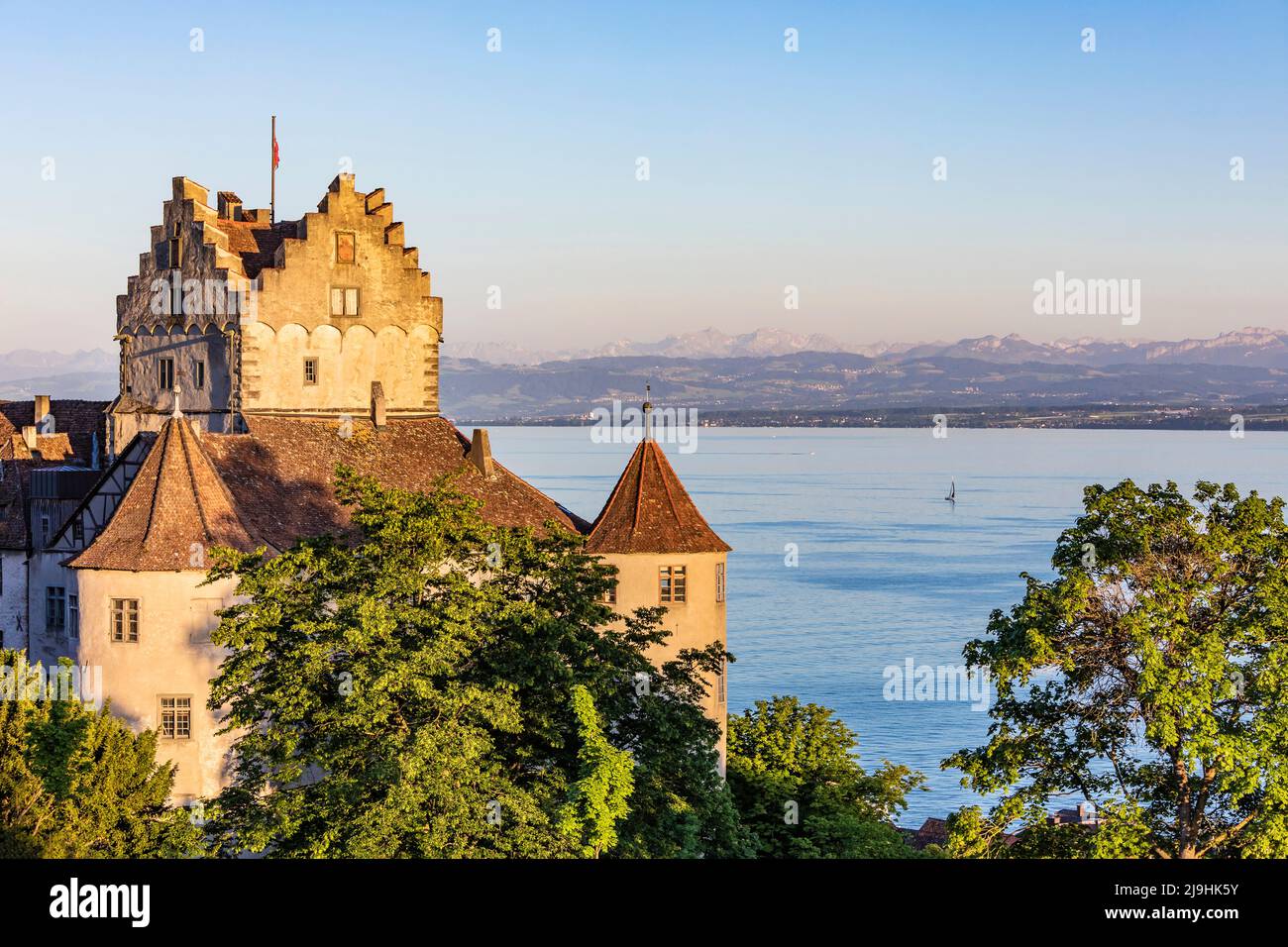 Deutschland, Baden-Württemberg, Meersburg, Außenansicht der Burg Meersburg im Sommer mit Bodensee im Hintergrund Stockfoto