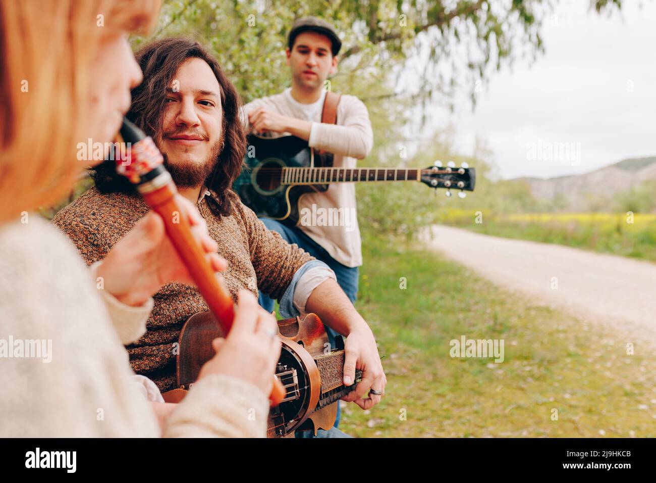 Musiker mit Musikinstrumenten am Straßenrand Stockfoto