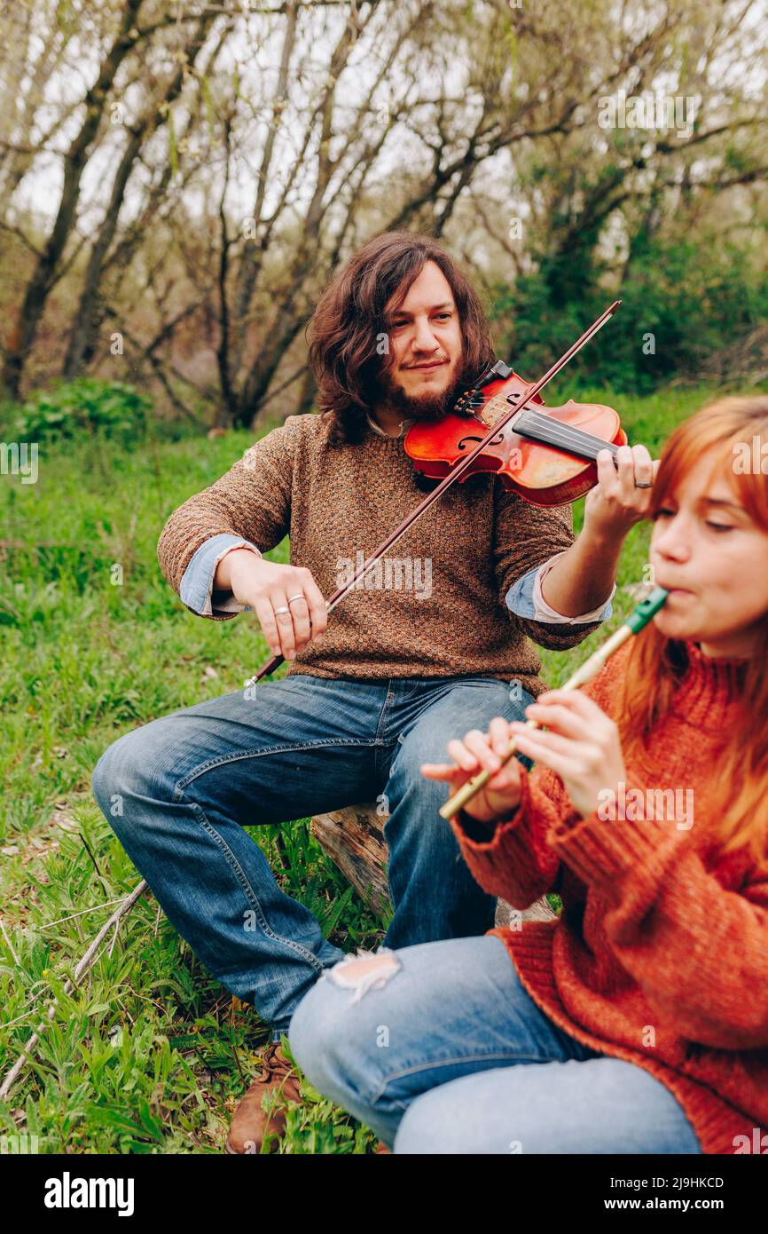 Mann und Frau Proben mit Musikinstrumenten im Feld Stockfoto