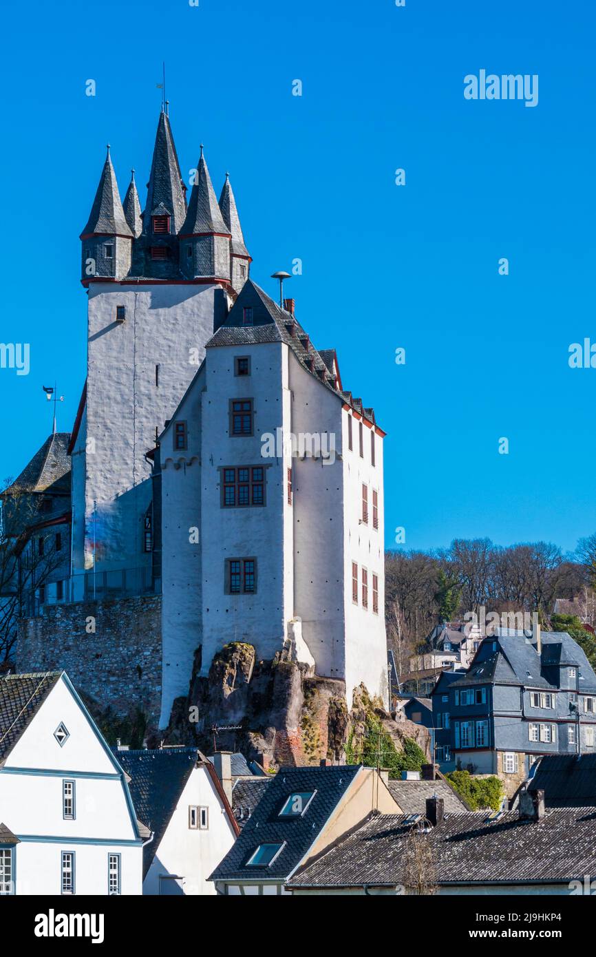 Deutschland, Rheinland-Pfalz, Diez, Schloss Diez und umliegende Häuser Stockfoto