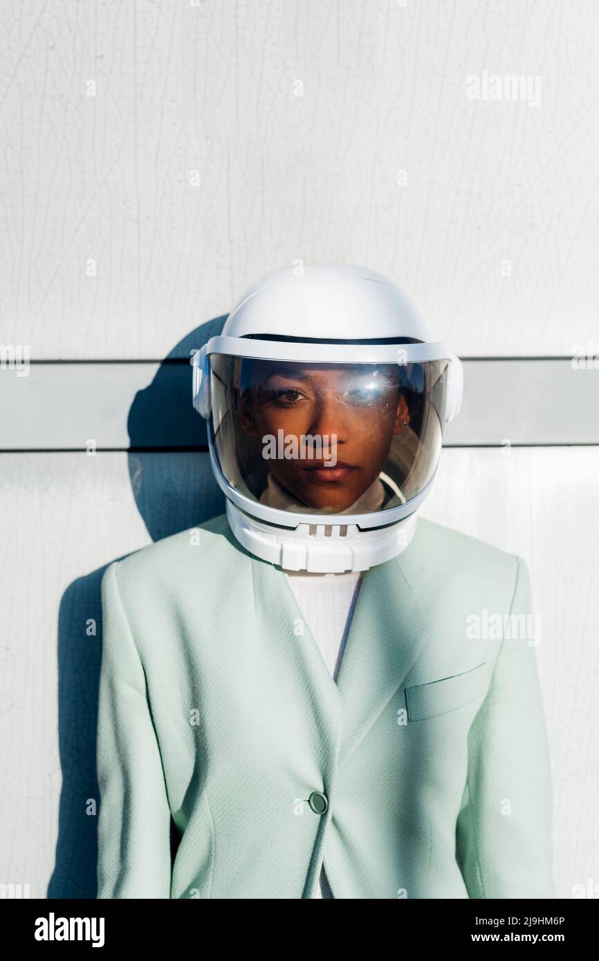Seriöse Geschäftsfrau mit Astronautenhelm Stockfoto