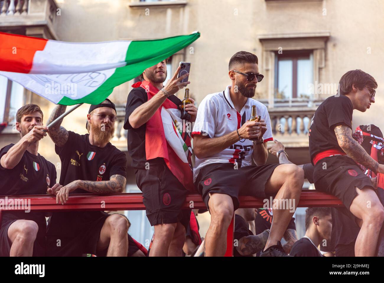 Mailand, Italien - Mai 23 2022 - a.c. Mailand feiert Siegermeisterschaft 2021-22 - AC. milan Spieler auf einem Bus nach Mailand zur Feier Credit: Christian Santi/Alamy Live News Stockfoto