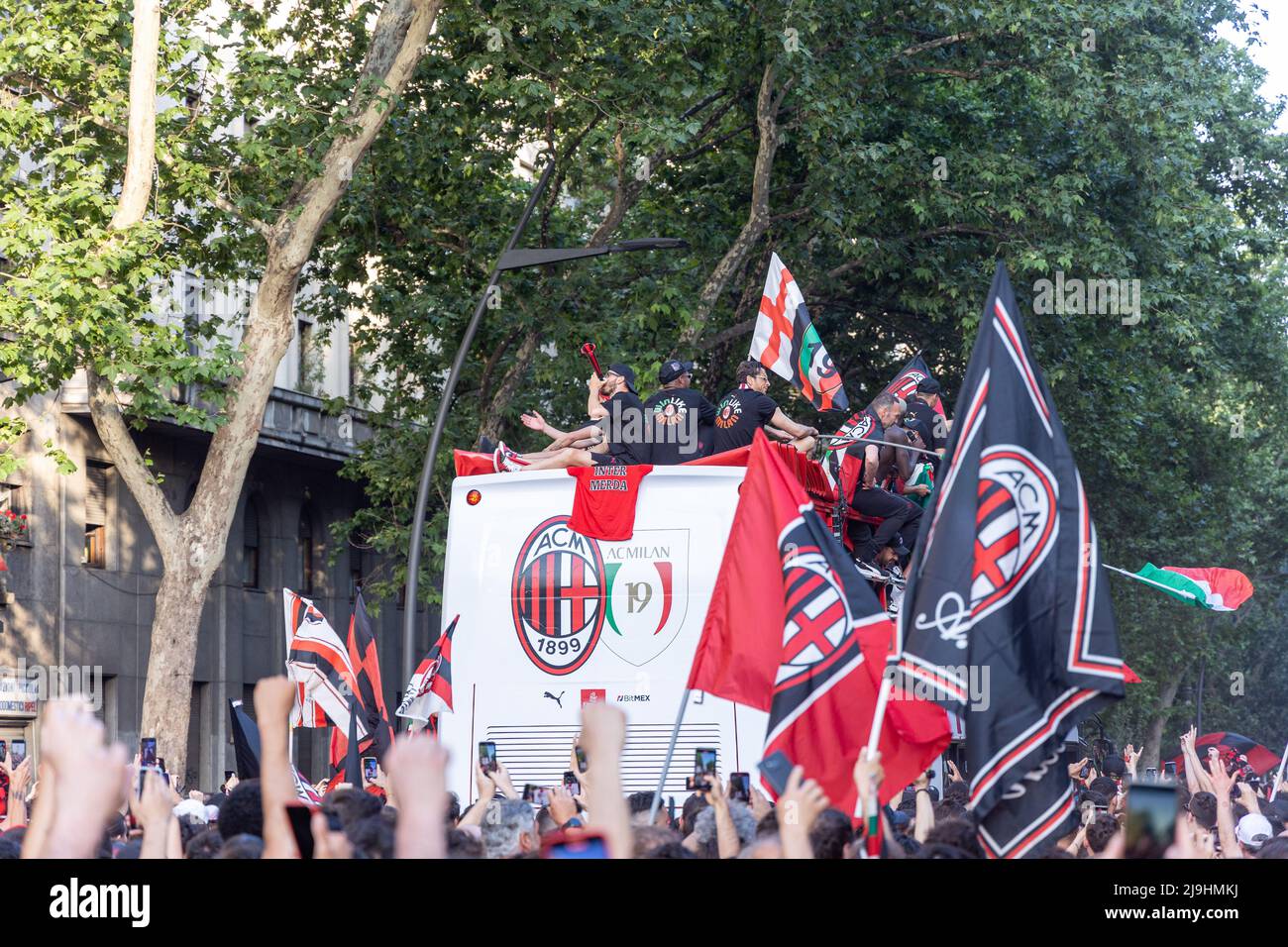 Mailand, Italien - Mai 23 2022 - a.c. Mailand feiert Siegermeisterschaft 2021-22 - AC. milan Spieler auf einem Bus nach Mailand zur Feier Credit: Christian Santi/Alamy Live News Stockfoto