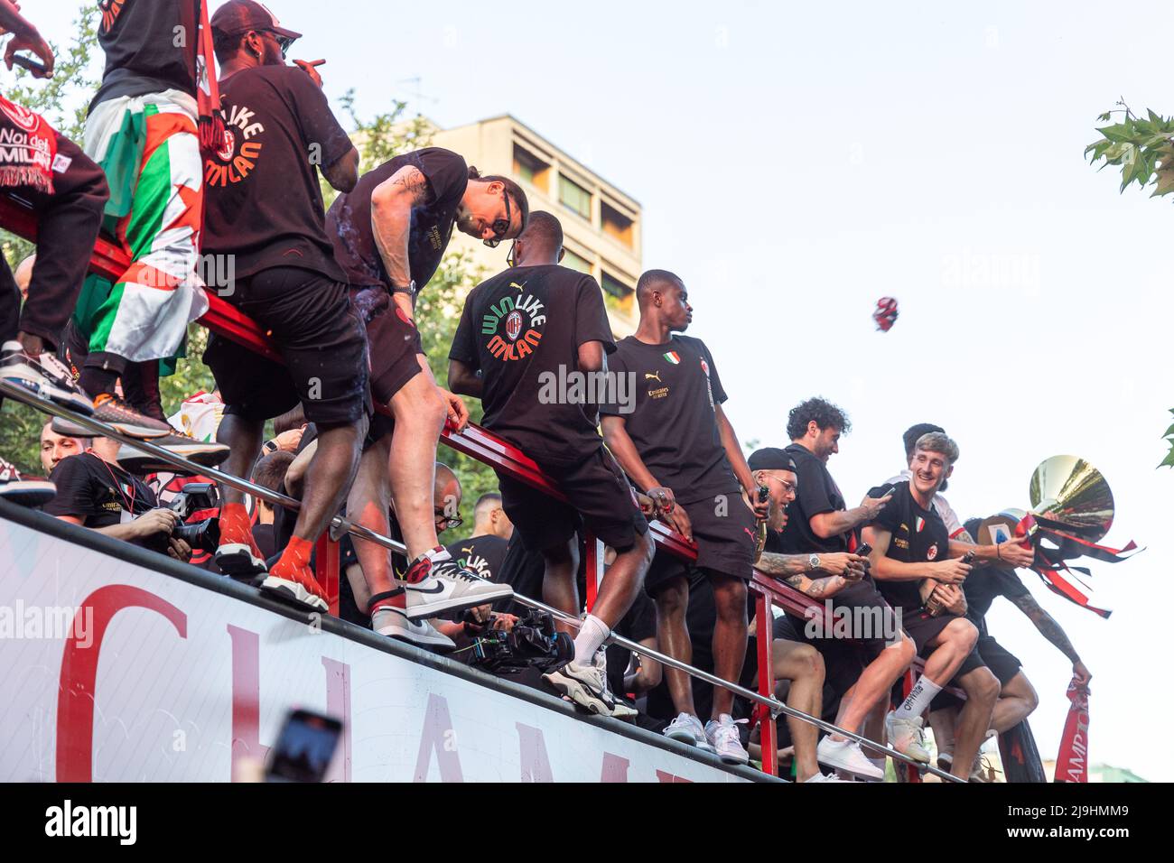 Mailand, Italien - Mai 23 2022 - a.c. Mailand feiert Siegermeisterschaft 2021-22 - Spieler aus Mailand auf einer Bustour in Mailand zur Feier Credit: Christian Santi/Alamy Live News Stockfoto