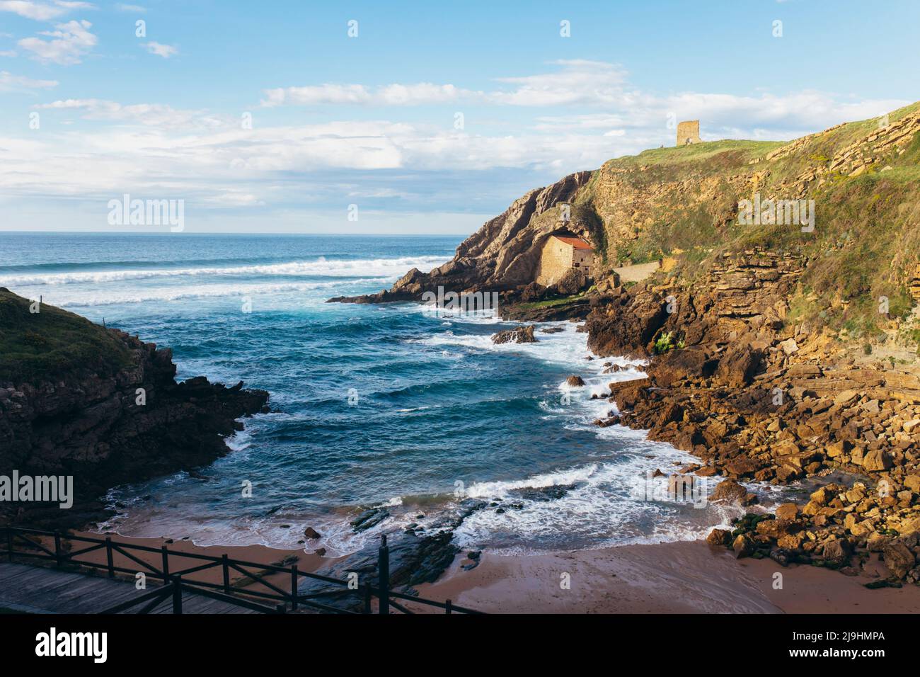 Wunderschönes Meer und Berge unter wolkenfreiem Himmel Stockfoto