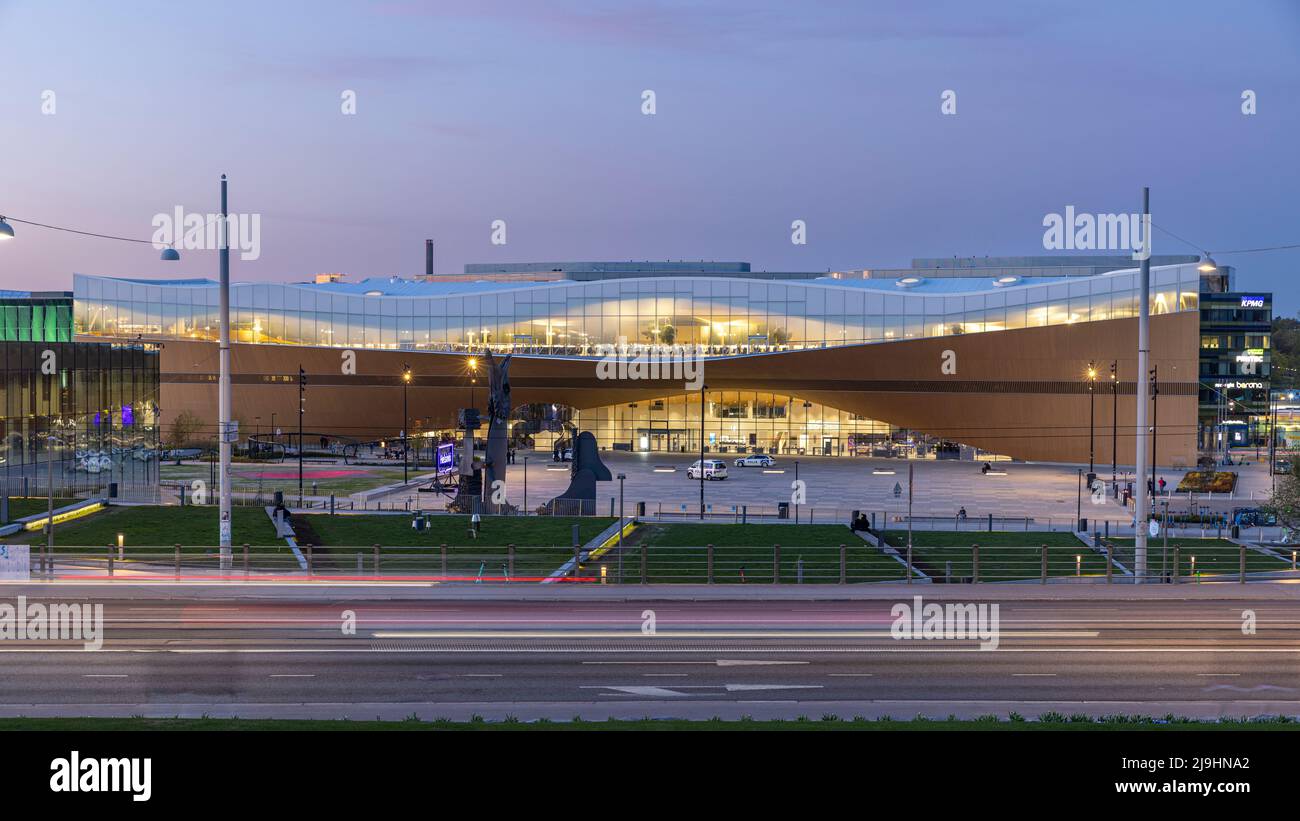 Die Zentralbibliothek von Helsinki wurde an einem Frühlingsabend prominent beleuchtet Stockfoto