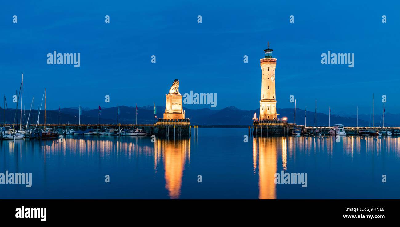 Deutschland, Bayern, Lindau, Langzeitbelichtung des beleuchteten Leuchtturms und der Bayerischen Löwenskulptur bei Nacht Stockfoto