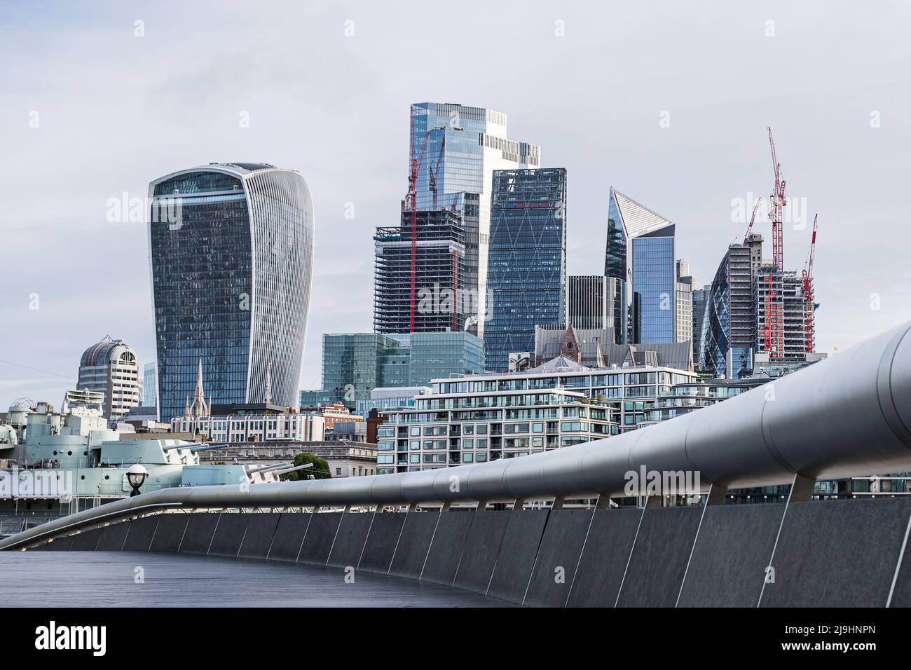 Die Square Mile, Londons Finanzviertel, abgebildet über einer Kurve um den Scoop an der Londoner Uferpromenade im Mai 2022. Stockfoto