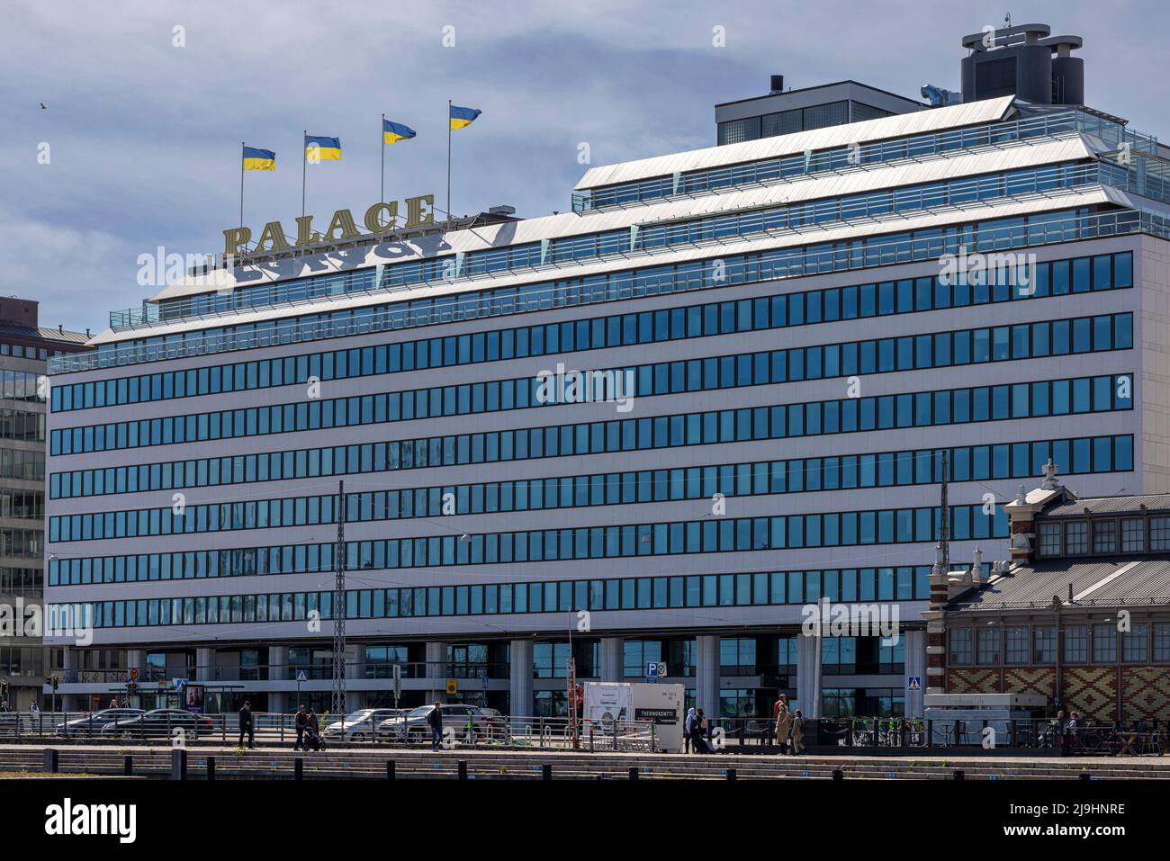 Touristen, die vor dem ersten finnischen Restaurant mit Michelin-Sternen laufen Stockfoto