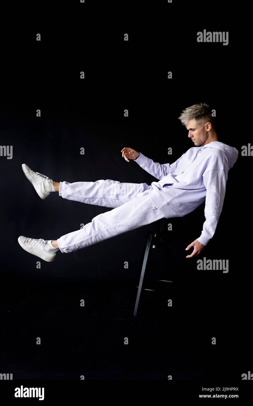 Mann mit geschlossenen Augen schweben vor schwarzem Hintergrund Stockfoto