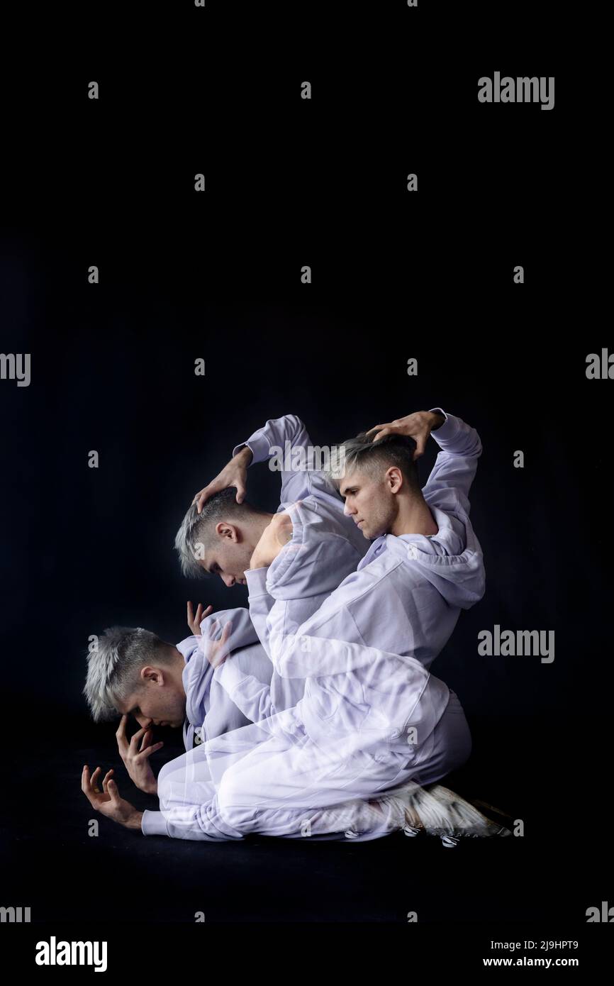 Mehrfache Exposition von jungen Mann vor schwarzem Hintergrund Stockfoto