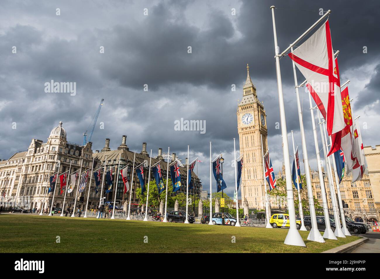 Commonwealth-Flaggen vor dem Big Ben in London im Mai 2022, als die Stadt sich auf die Feierlichkeiten zum Platin-Jubiläum der Königin vorbereitet. Stockfoto