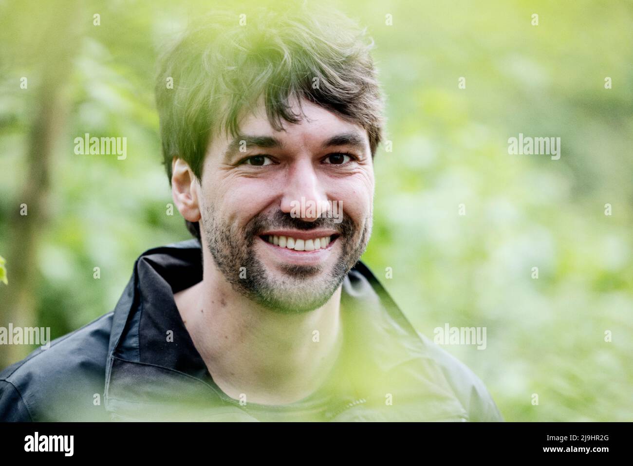 Porträt eines glücklichen Mannes in der Natur Stockfoto