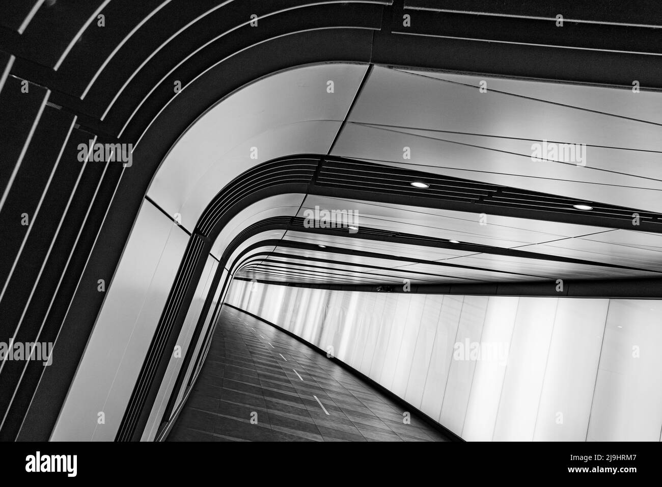 Ein schräges Bild eines leeren Kings Cross Lichttunnels in Schwarz und Weiß, das an einem Morgen im Mai 2022 gesehen wurde. Stockfoto