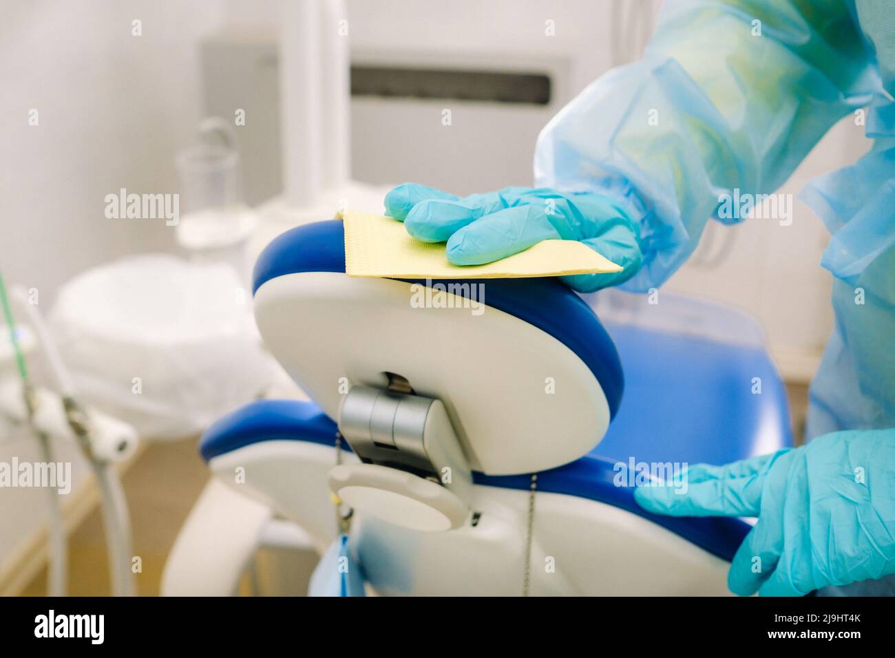 Eine Krankenschwester desinfiziert Arbeitsflächen im Zahnarztbüro. Stockfoto