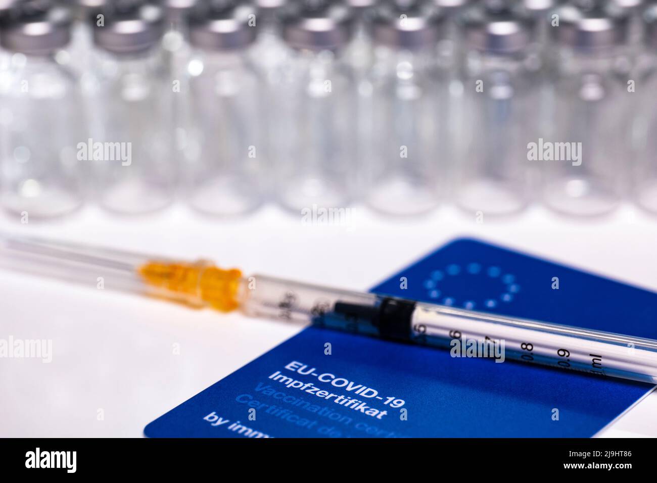 Europäischer Corona-Impfpass mit Impfausrüstung Stockfoto