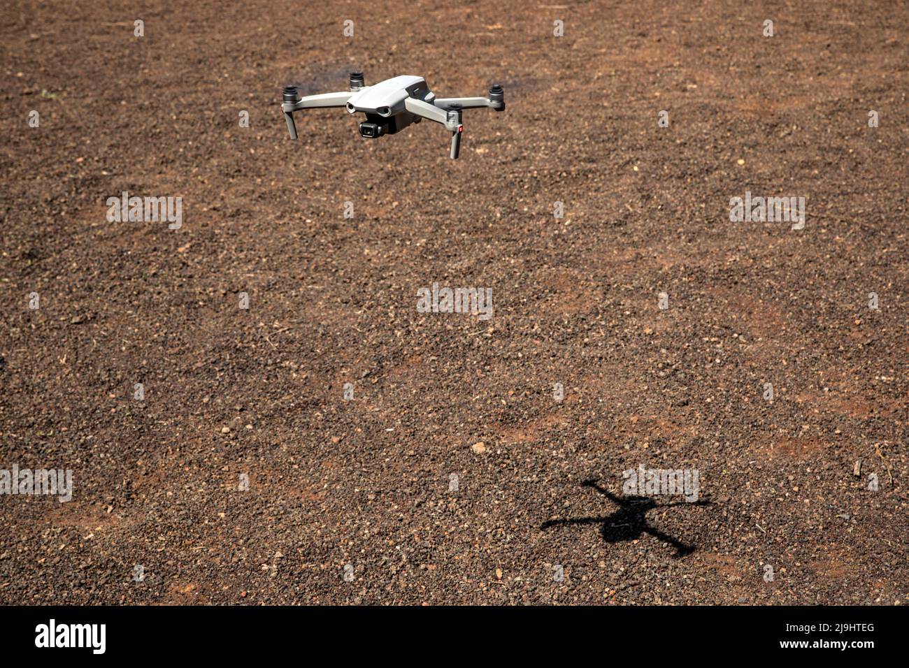 Drohne fliegt über braunes Gelände voller Kieselsteine Stockfoto