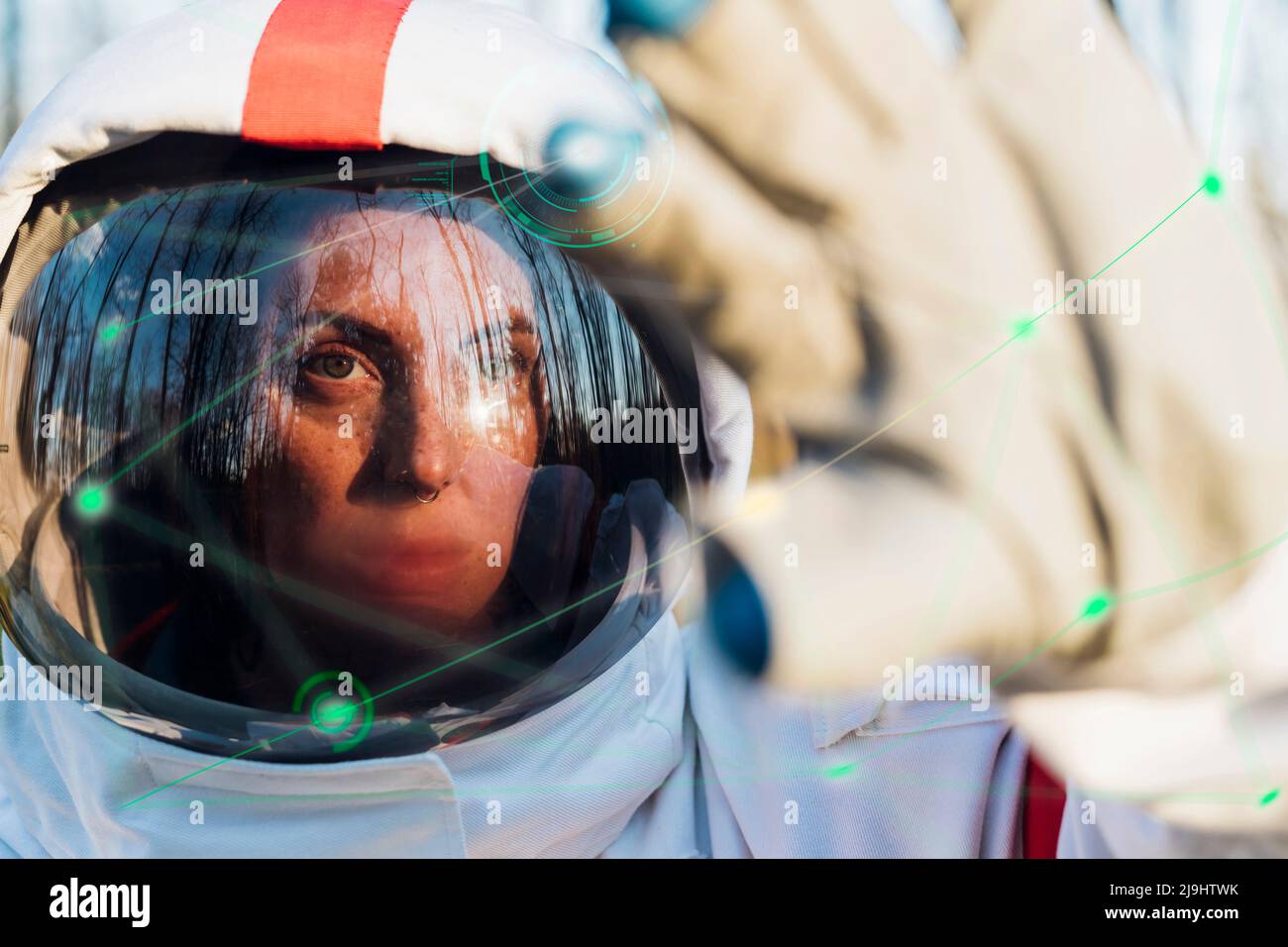 Astronaut mit einer transparenten High-Tech-Grafikschnittstelle Stockfoto