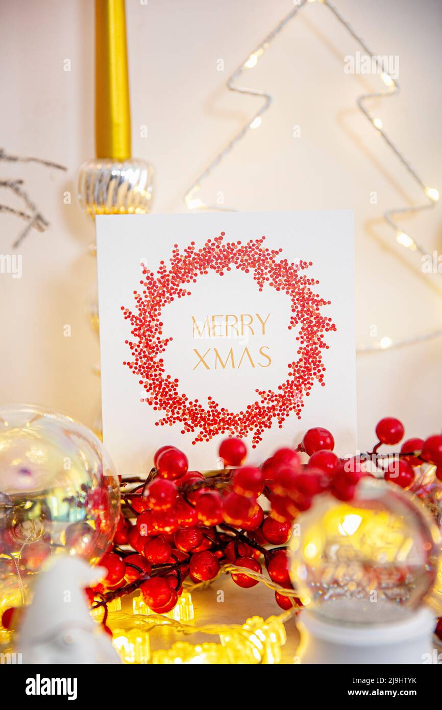Weihnachtskarte und Dekoration auf Marmorkamin Stockfoto Weihnachtskarte und Dekoration auf Marmorkamin Stockfoto