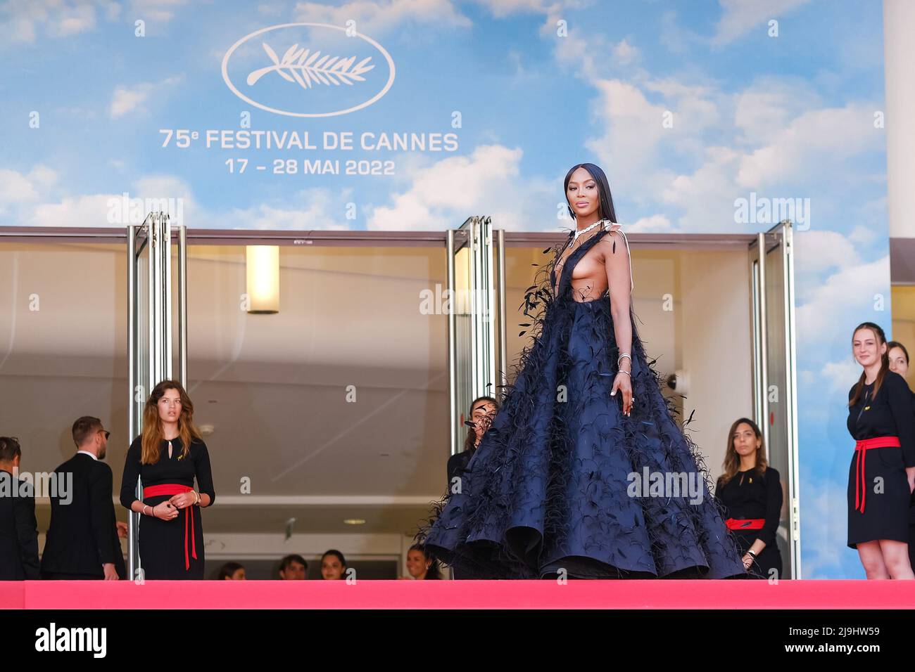 Cannes, Frankreich. 23.. Mai 2022. Cannes, Frankreich, Montag, Mai. 23, 2022 - wird bei der Entscheidung gesehen, den roten Teppich während der Filmfestspiele von Cannes 75. im Palais des Festivals et des Congrès de Cannes zu verlassen. Bild nach Kredit: Julie Edwards/Alamy Live News Stockfoto