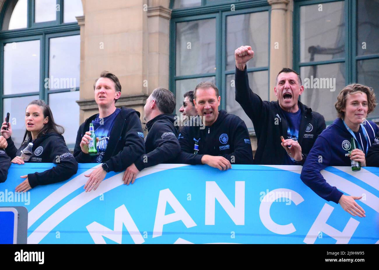 Manchester, Großbritannien, 23.. Mai 2022. Der Manchester City Football Club veranstaltet eine Siegesparade, um den Titelgewinn des Clubs in der Premier League zu feiern, nachdem er am 22.. Mai im Etihad Stadium gegen Aston Villa gewonnen hatte. Die Parade der offenen Busse führte durch das Zentrum von Manchester, England, Großbritannien, und wurde von großen, enthusiastischen Menschenmengen beobachtet. Der Club sagte: „Der Club wird seinen Sieg mit Fans mit einer Open-Top-Busparade im Stadtzentrum von Manchester am Montag, dem 23.. Mai feiern, die mit einer Bühnenshow im Deansgate (Beetham Tower) endet.“ Quelle: Terry Waller/Alamy Live News Stockfoto