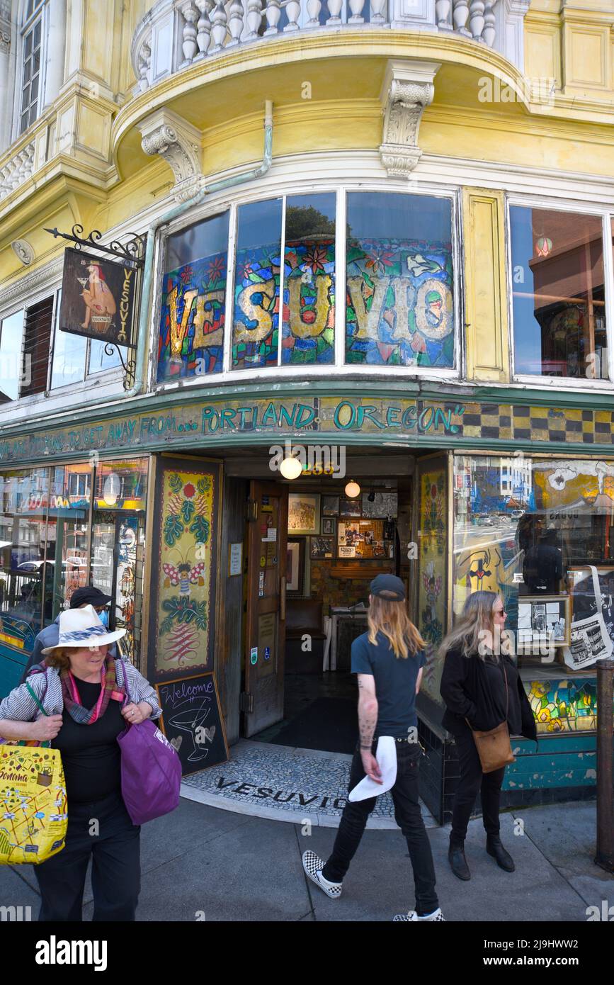 Das Vesuvio Cafe, eine bekannte Bar im North Beach-Viertel von San Francisco, Kalifornien, wurde von Mitgliedern der Beat Generation 1950s besucht. Stockfoto
