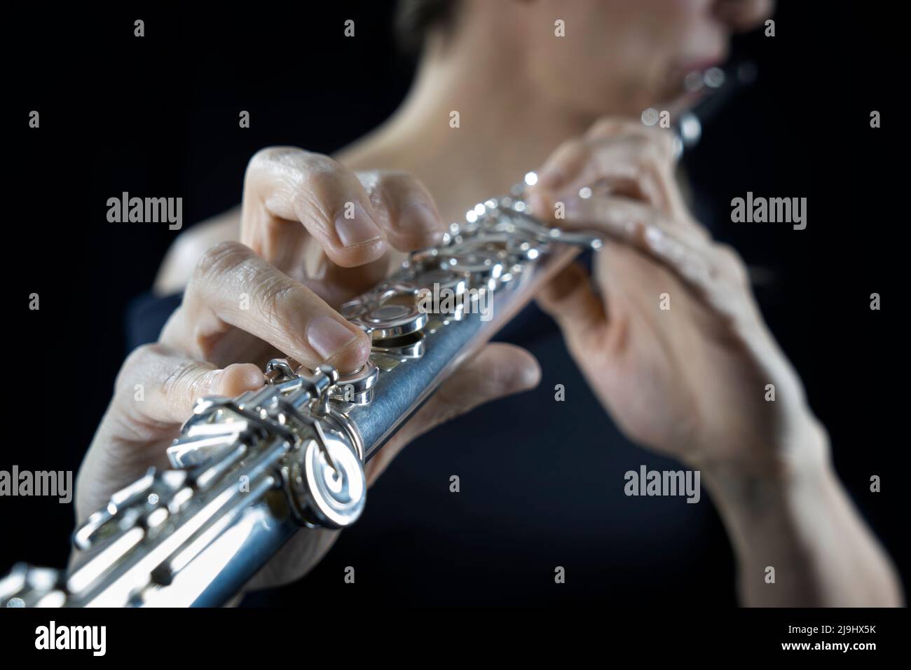 Frau, die mit Flöte auf der Bühne auftrat Stockfoto