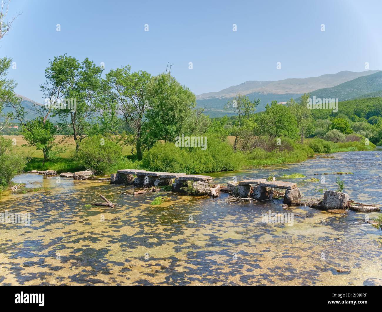 Blick auf die alte Fußgängerbrücke am Fluss Cetina Stockfoto