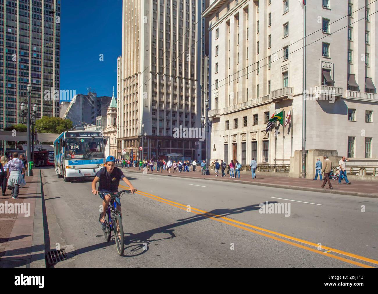 Radfahrer und Busse teilen sich Bus- und Fahrradspur, Stadtzentrum, Sao Paulo, Brasilien Stockfoto