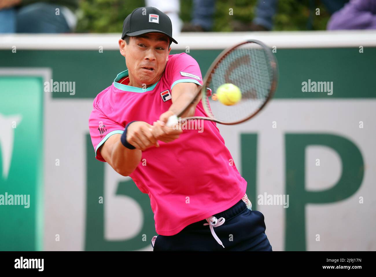 Paris, Frankreich. 23.. Mai 2022. DIE US-amerikanische Mackenzie McDonald gibt den Ball an den Italiener Franco Agamenone während ihres Spiels der French Tennis Open am Montag, den 23. Mai 2022, in Roland Garros in der Nähe von Paris, Frankreich, zurück. McDonald gewann 6-2, 6-3, 7-6. Foto von Maya Vidon-White/UPI Credit: UPI/Alamy Live News Stockfoto