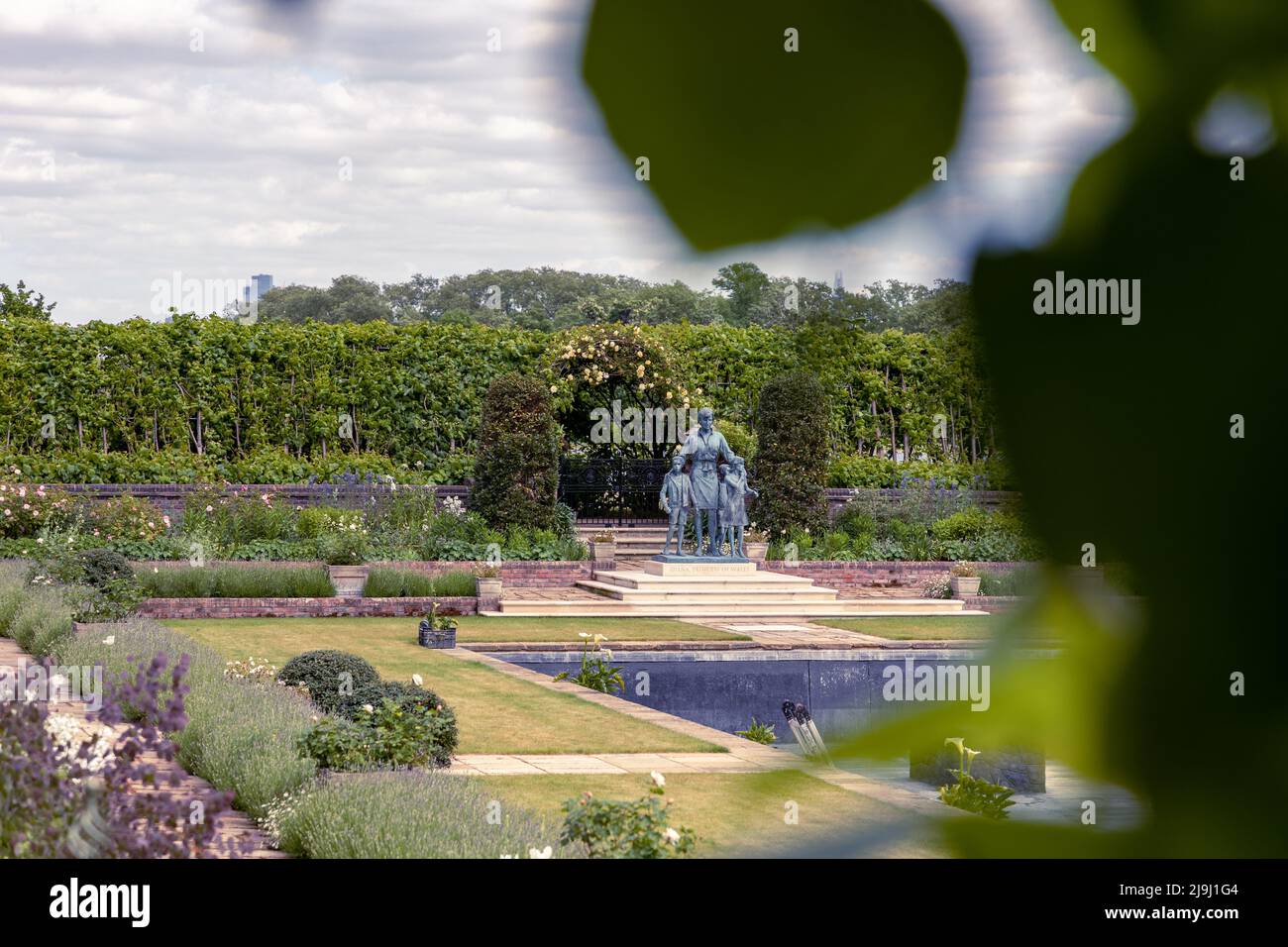 London, England - 12. Mai 2022: Statue von Diana, Prinzessin von Wales, im versunkenen Garten, Kensington Palace Stockfoto