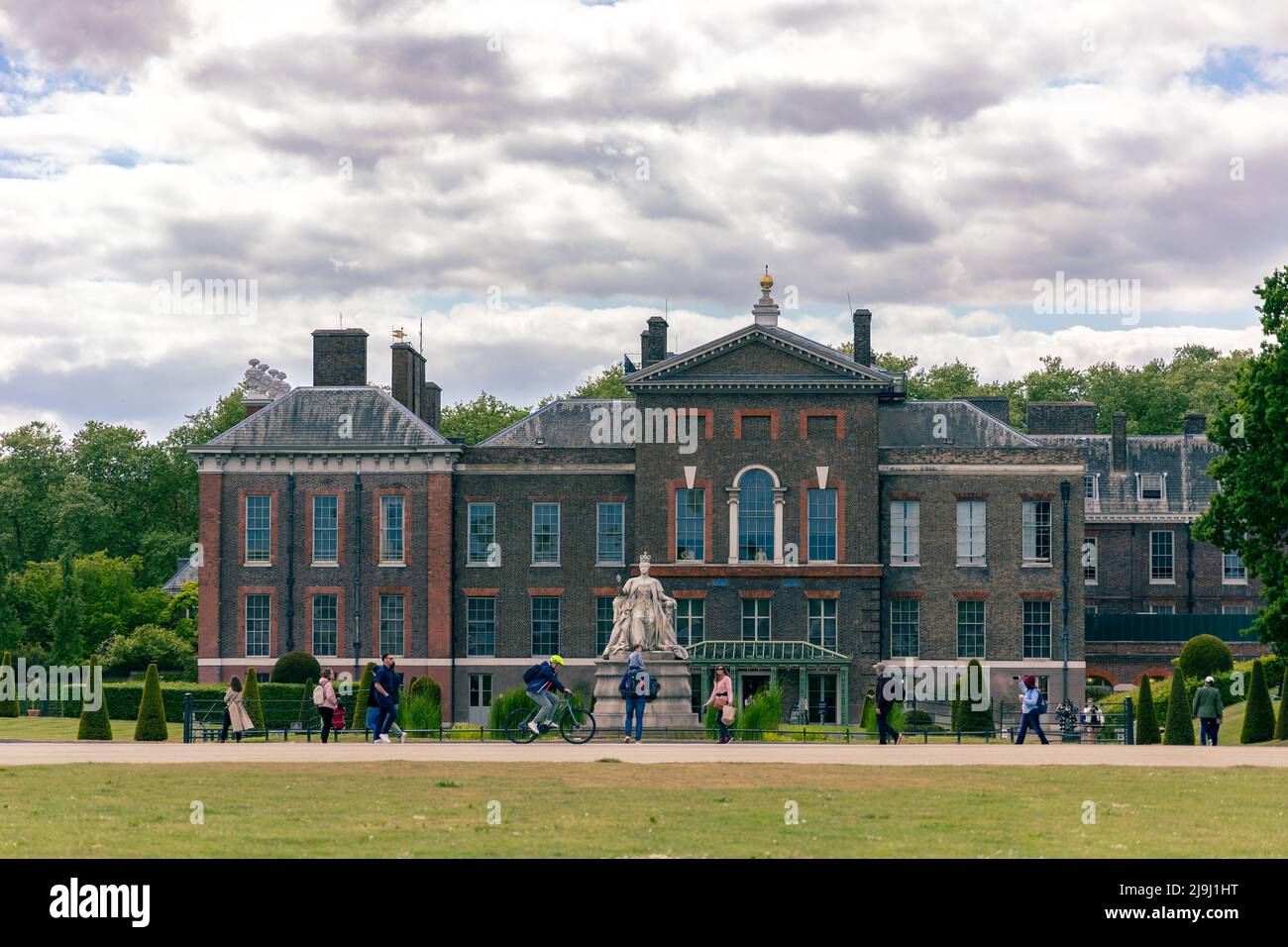 London, England - 12. Mai 2022: Kensington Palace Vorderansicht, Kensington Gardens Stockfoto