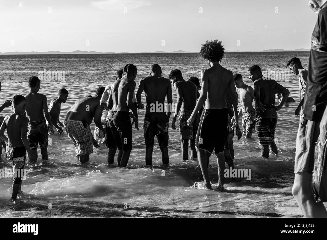 Menschen am Strand von Ribeira in Salvador Bahia, Spaß im Wasser. Stockfoto