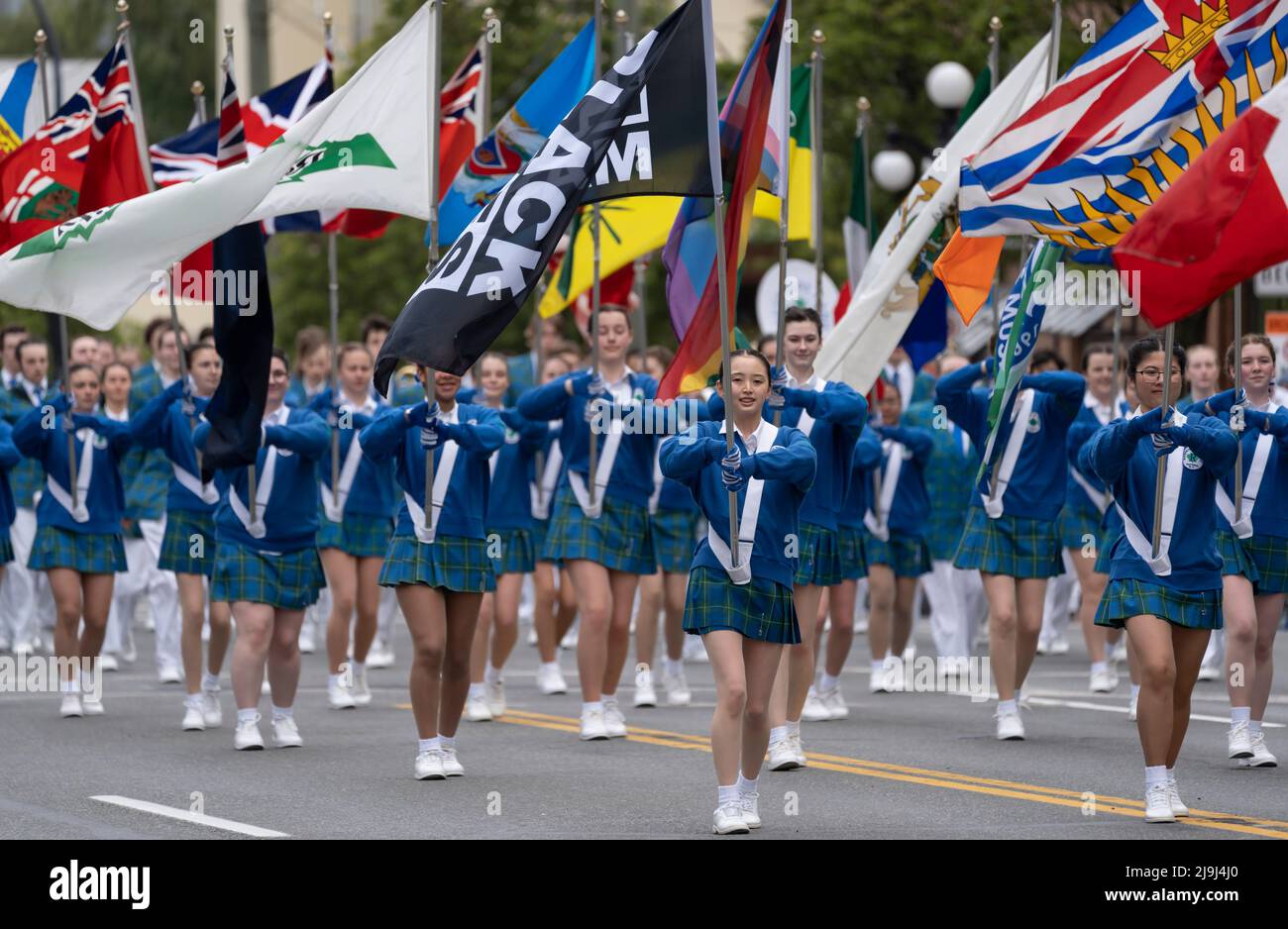 Fahnenträger bei der Victoria Day Parade am 23. Mai 2022 in Victoria, British Columbia, Kanada. Stockfoto