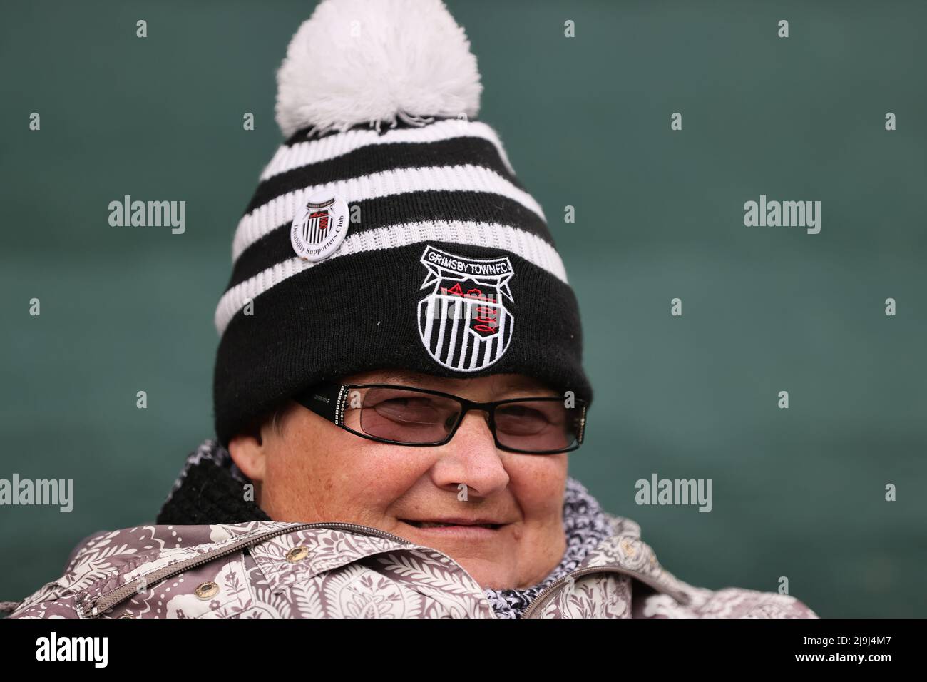 NOTTINGHAM, ENGLAND. MAI 23RD 2022. Grimsby-Fan vor dem Play-Off-Spiel der Vanarama National League zwischen Notts County und Grimsby Town in der Meadow Lane, Nottingham. (Kredit: James Holyoak/Alamy Live News) Stockfoto