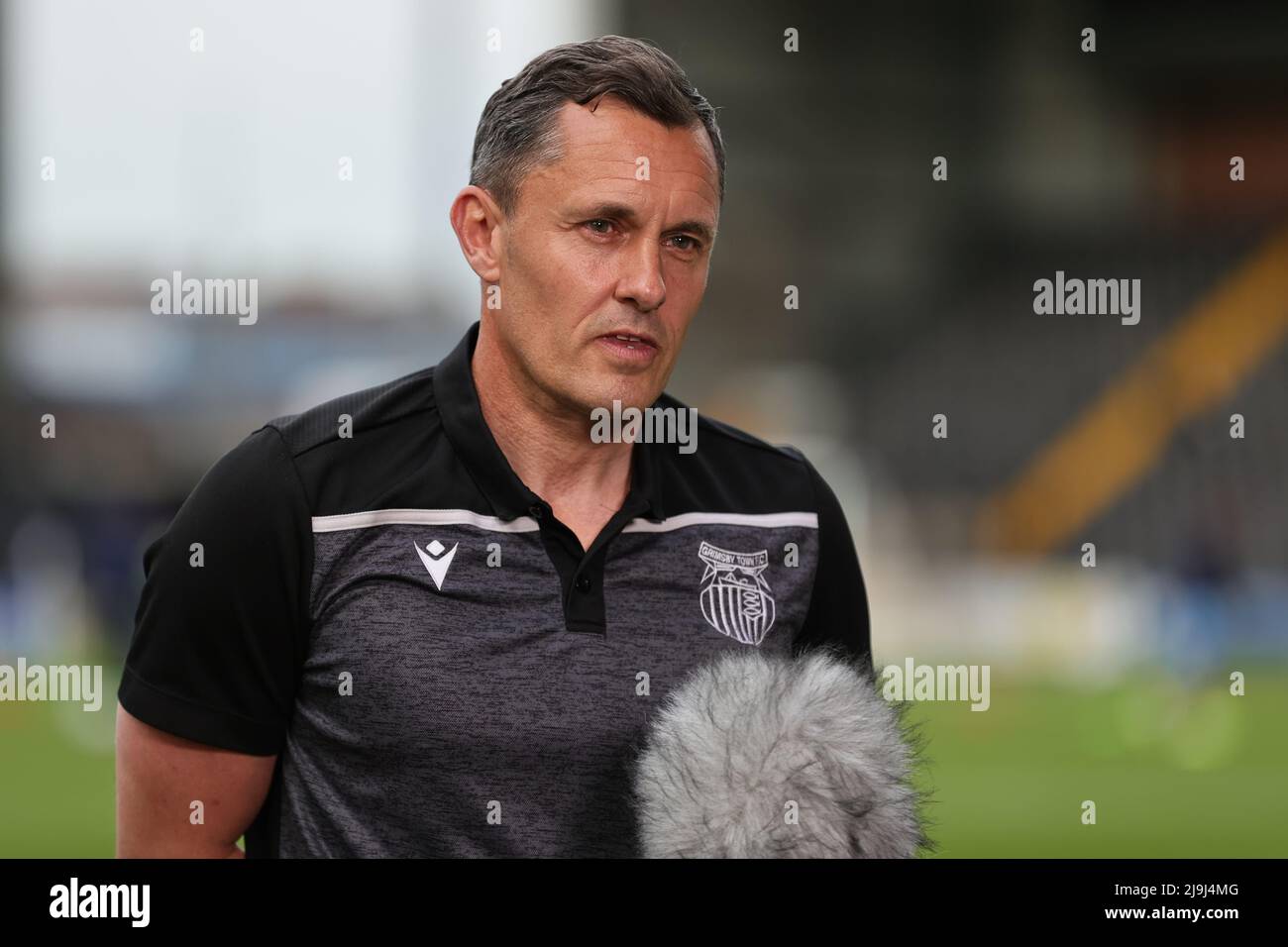 NOTTINGHAM, ENGLAND. MAI 23RD 2022. Paul Hurst, Manager von Grimsby Town, wird im Vorfeld des Play-Off-Spiels der Vanarama National League zwischen Notts County und Grimsby Town in der Meadow Lane, Nottingham, interviewt. (Kredit: James Holyoak/Alamy Live News) Stockfoto