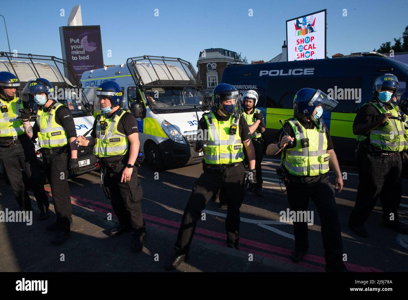 Die Stimmung ist am Ende des Anti-Blocking- und Anti-Impfstoffprotesten von „Unite for Freedom“ vor Shepards Bush aufgefallen. Featuring: Atmosphere where: London, United Kingdom Wann: 29 May 2021 Credit: Mario Mitsis/WENN Stockfoto