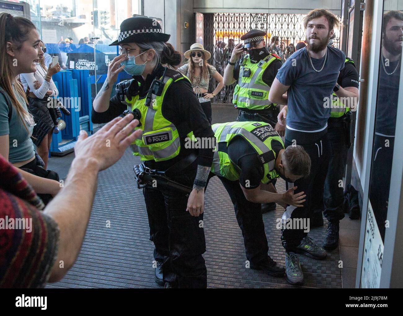 Die Stimmung ist am Ende des Anti-Blocking- und Anti-Impfstoffprotesten von „Unite for Freedom“ vor Shepards Bush aufgefallen. Featuring: Atmosphere where: London, United Kingdom Wann: 29 May 2021 Credit: Mario Mitsis/WENN Stockfoto