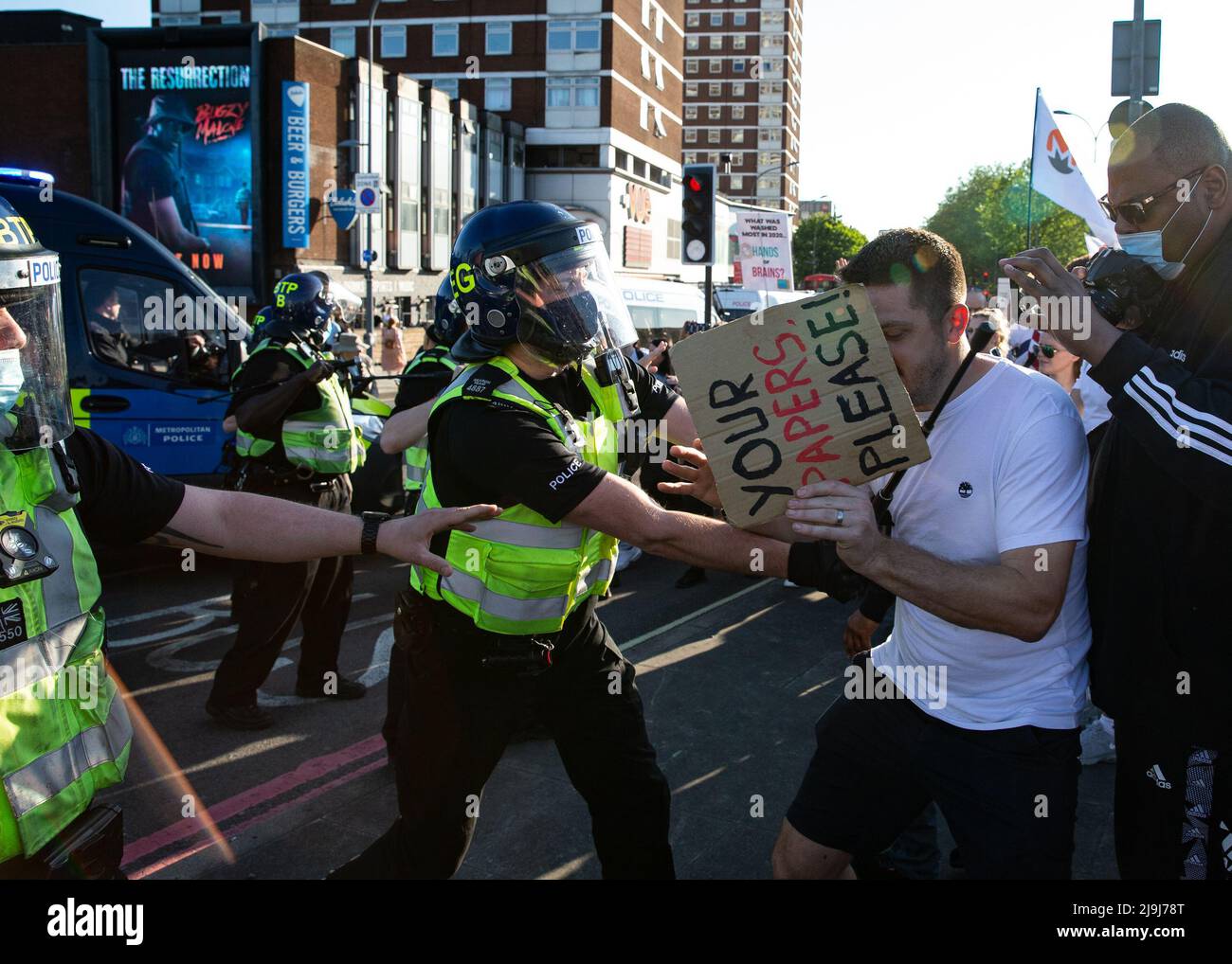 Die Stimmung ist am Ende des Anti-Blocking- und Anti-Impfstoffprotesten von „Unite for Freedom“ vor Shepards Bush aufgefallen. Featuring: Atmosphere where: London, United Kingdom Wann: 29 May 2021 Credit: Mario Mitsis/WENN Stockfoto