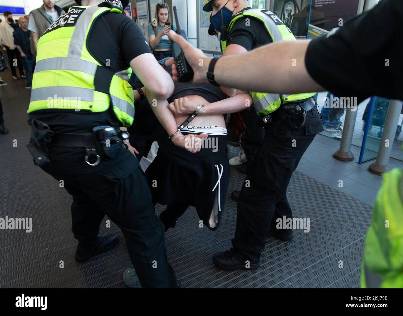 Die Stimmung ist am Ende des Anti-Blocking- und Anti-Impfstoffprotesten von „Unite for Freedom“ vor Shepards Bush aufgefallen. Featuring: Atmosphere where: London, United Kingdom Wann: 29 May 2021 Credit: Mario Mitsis/WENN Stockfoto