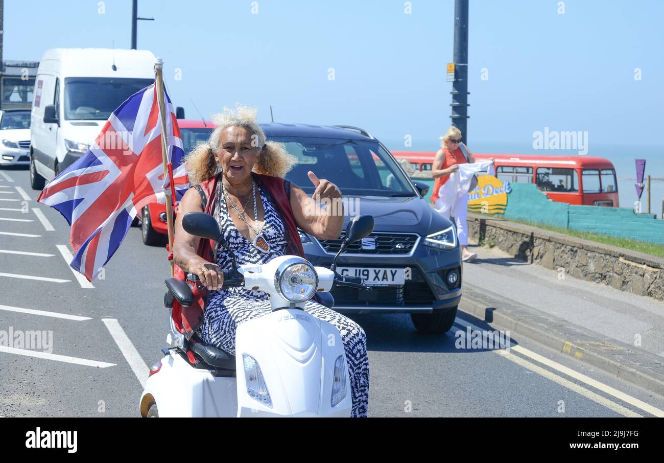 Sonnenanbeter am Margate Beach und Motorradfahrer genießen den Mai-Feiertag Montag in Margate, Kent mit: Local on Mobility Scooter wo: Margate, Großbritannien Wann: 31. Mai 2021 Credit: Graham Mitchell/WENN Stockfoto