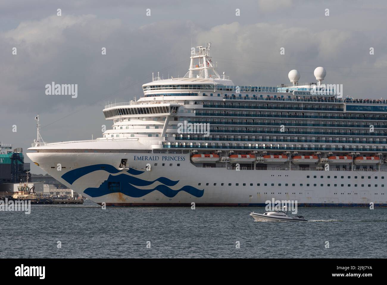 Hafen von Southampton, England, Großbritannien. Das Schiff fährt vom Hafen von Southampton auf dem Wasser von Southampton in Richtung offenes Meer. Stockfoto